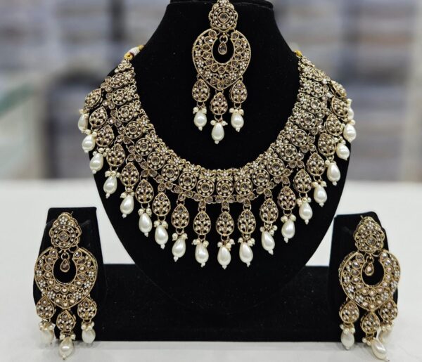 High-Quality Gold-Tone Necklace with Red and Green Stone Accents